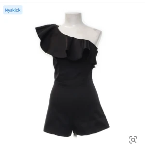 Zara byxdress - Jättefin byxdress från zara men köpt från sellpy. Säljer pga den tyvärr inte passade mig💔 skriv gärna vid intresse eller frågor!🫶🏼