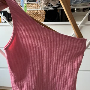 Topp Gina - En rosa one shoulder topp från Gina🩷