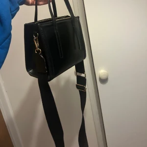 Zara väska  - Använder inte längre men är i väldigt fint skick