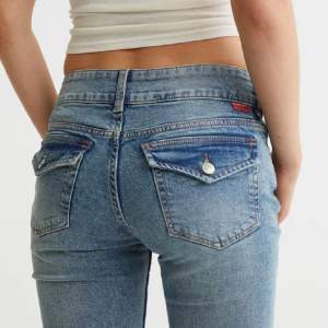 Säljer dessa slutsålda populära jeans från H&M, sparsamt använda🩵jag är runt 165