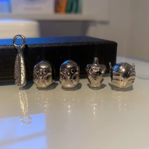 Silver armband  - 5 söta armbands tillbehör med Harry Potter tema: 1st Fjäder 2st Ugglor 1st Kärleks dryck 1st Snitch  Armbandet som tillhör (bild 2) har storlek på 19cm (innersta hål) till 23cm (yttersta hål)💞