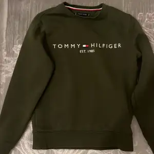 En grön Tommy Hilfiger tröja. Ganska ny är nästan oanvänt. Säljer då den inte passar. Skriv vid intresse 😄