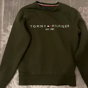 Tommy hilfiger tröja - En grön Tommy Hilfiger tröja. Ganska ny är nästan oanvänt. Säljer då den inte passar. Skriv vid intresse 😄