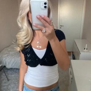 Stickad bolero - Säljer denna svarta stickade boleron. På bilden har jag den stängd men man kan självklart ha den öppen också. Har du någon fråga är det bara att höra av dig🫶🏻