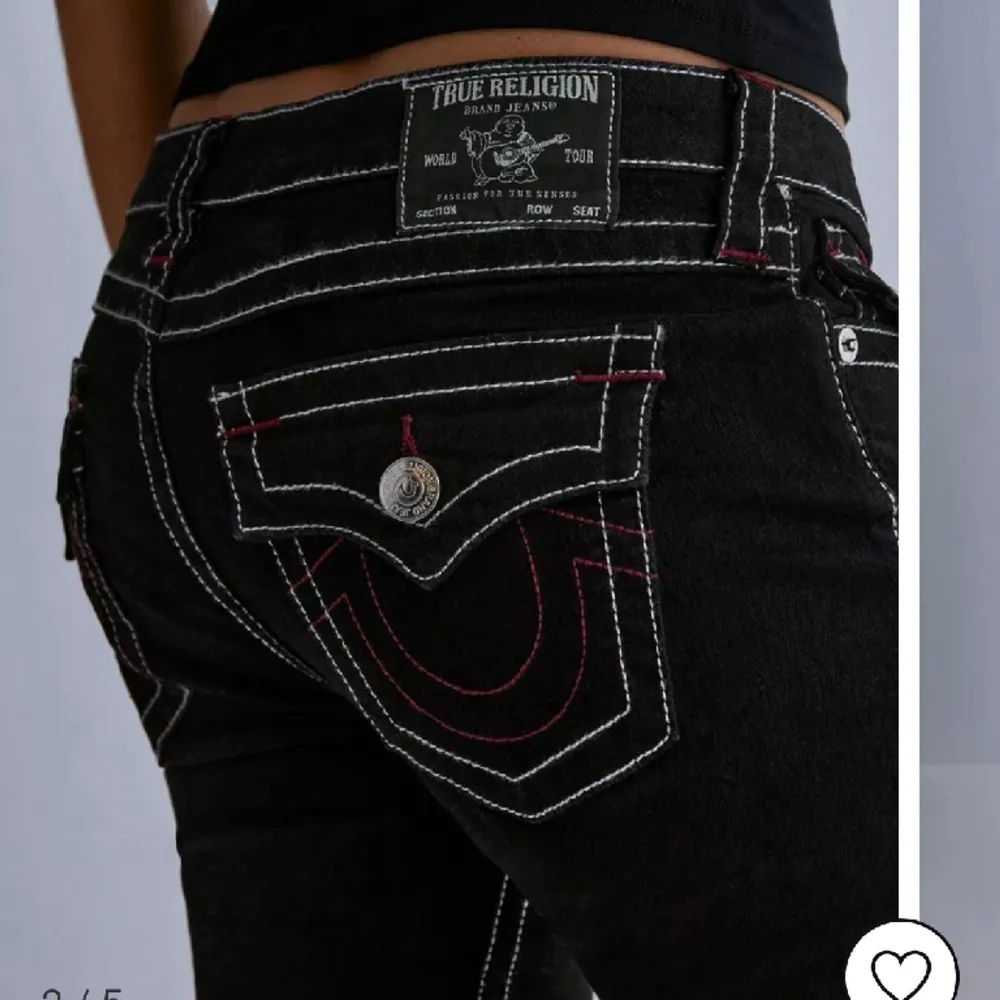 True religion jeans använda 1 gång ser helt nya ut. Lånade bilder från Nelly där de är slutsålda och varit länge. Säljer då de inte kom till någon användning hos mig. Lågmidjade bootcut med detaljer. Nypris 1500kr. Jeans & Byxor.