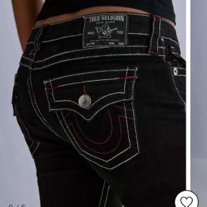 True religion jeans använda 1 gång ser helt nya ut. Lånade bilder från Nelly där de är slutsålda och varit länge. Säljer då de inte kom till någon användning hos mig. Lågmidjade bootcut med detaljer. Nypris 1500kr