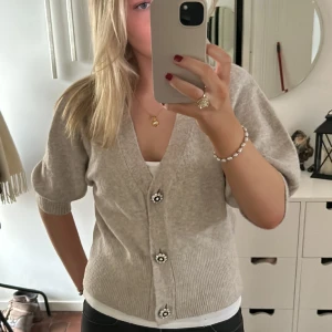 Kofta - Säljer denna supersöta koftan då jag har dubbel-uppsättning 😍💕