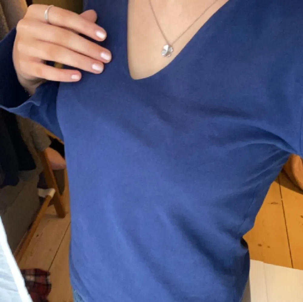 V/U-ringad marinblå tröja med slits i ärmarna som inte kommer till användning. Från märket boomerang✨. T-shirts.
