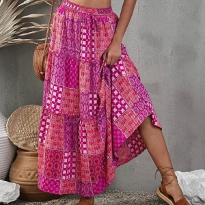 Lång kjol - Säljer mina fina lång kjol köpt för ca 400kr, nästan oanvänd och i mycket bra skick💕 passar mig som är ca 160cm lång 😇😇