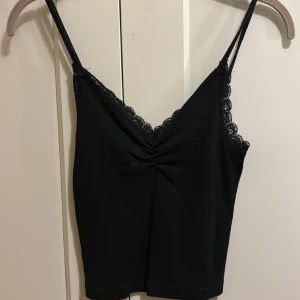 Svart spetsline - Superfint spetslinne från BikBok Säljer då det inte kommer till användning 