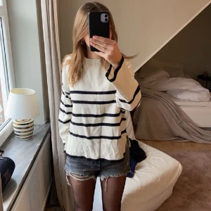 Vero Moda Tröja - Säljer denna superfina tröjan ifrån Vero Moda i storlek M💗  Den är använd max 5 gånger så den är i toppskick💗 