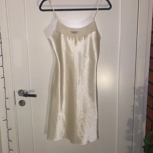 Vit sidenklänning - En vit sidenklänning från lindex. Perfekt till fest eller andra tillställningar. Ganska kort. 