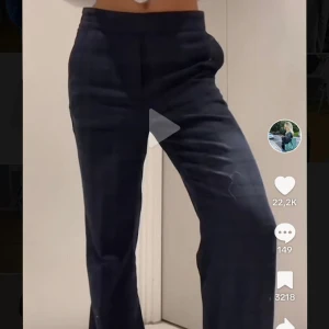 Zara kostymbyxor - Säljer dessa rutiga ascoola kostymbyxorna med flare från Zara! Första bild lånad!! Lite noppriga på framlåren men inget som syns när man har på sig de! 😌🥰