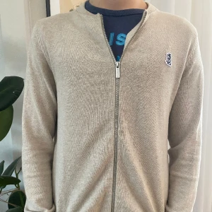 Ralph lauren crewneck - Bondelid zip up i fint skick säljs mycket billigt hos Vainis Closet! Sitter perfekt på storlek S! Hör av er vid fler frågor. 