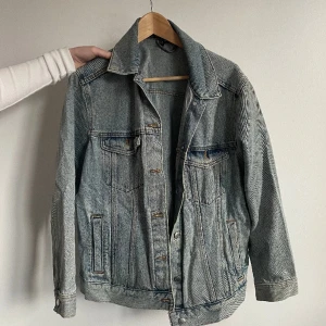 Jeans jacka - Oversized jeans jacka. Finns fler bilder att få mot förfrågan.