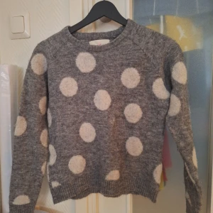 Stikad tröja  - Säljer dena tröja för den inte kommer till användning. Storlek S och kommer från Holly & Whiyte.