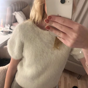 Topp - Jättefin topp ifrån gina❣️Det är storlek L men passar mig som nästan alltid bär S. Så väldigt liten i storleken