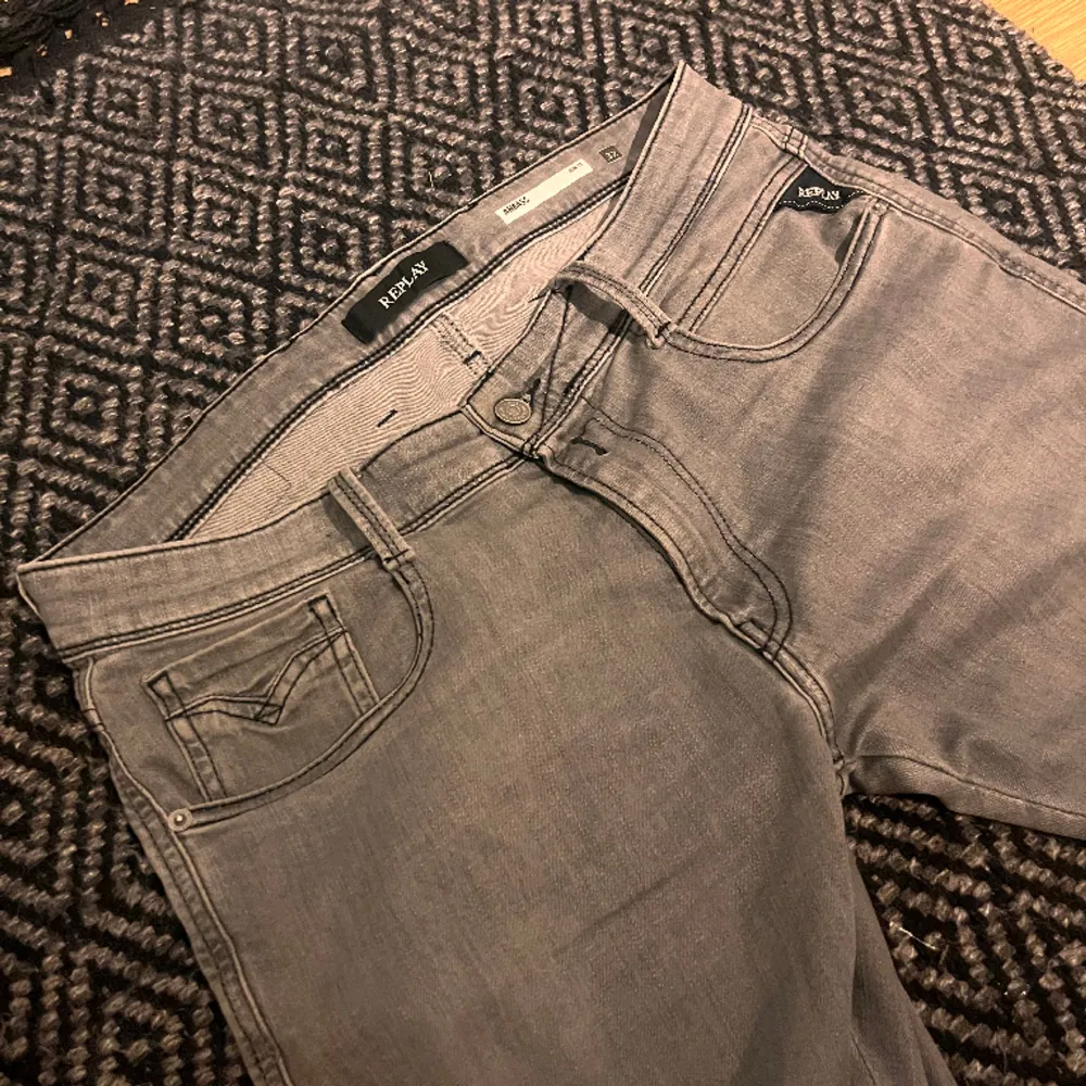 Säljer nu dessa oanvända feta gråa replay anbass jeans. Skicka 10/10 Köpte för 1299kr men mitt pris är 799kr. 32 i midjan och 30 i längd. Vid frågor eller funderingar är de bara att kontakta!. Jeans & Byxor.