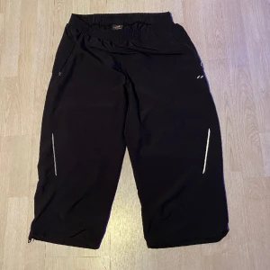 Sport Byxir - Säljer ett par träningsbyxor i toppskick. Perfekta för cykling, träning eller som lite längre shorts. 