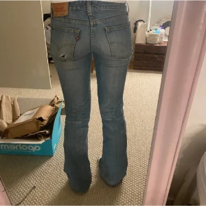 Lågmidjade jeans  - Skit snygga lågmidjade jeans från Levis! Säljer då de var för små för mig, slitna där nere men inget som påverkar helhetsintrycket då de är bra skick annars💋💋💋Midjemått: 37 innerbenslängd : 77 