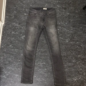 Tiger of Sweden jeans - Säljer nu mina skit snygga trendiga Tiger of Sweden jeans som är för små för mig. Skicket är 7/10 och nypris ligger runt 1500kr.