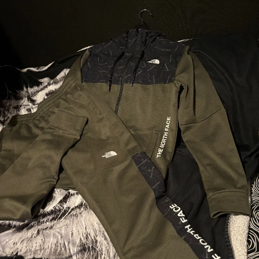 En snygg the north face tracksuit i grön färg som är i bästa skick som en ny. Köpt från JD Sports för 2200kr men har tyvärr slängt kvittot. Hör av er vid några frågor och priset kan självklart diskuteras vid en snabb affär.. Hoodies.