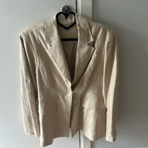 Kavaj beige  - Beige kaval i strl 38, passar mig som har S