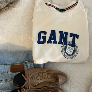 Gant-tröja! Snygg till en träningsoutfit eller jeans. Fin kvalitet!! Använt oversized  (Säljer även jeansen och skorna)