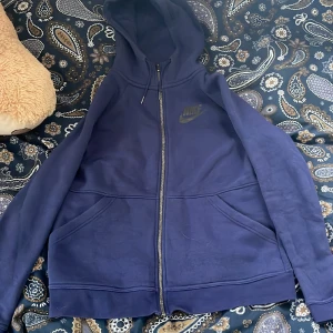 Nike fleece zip up  - Snygg nike zipup jag köpt på Humana men den är tyvärr lite liten för mig, toppen skick, inga defekter vad jag har märkt av!