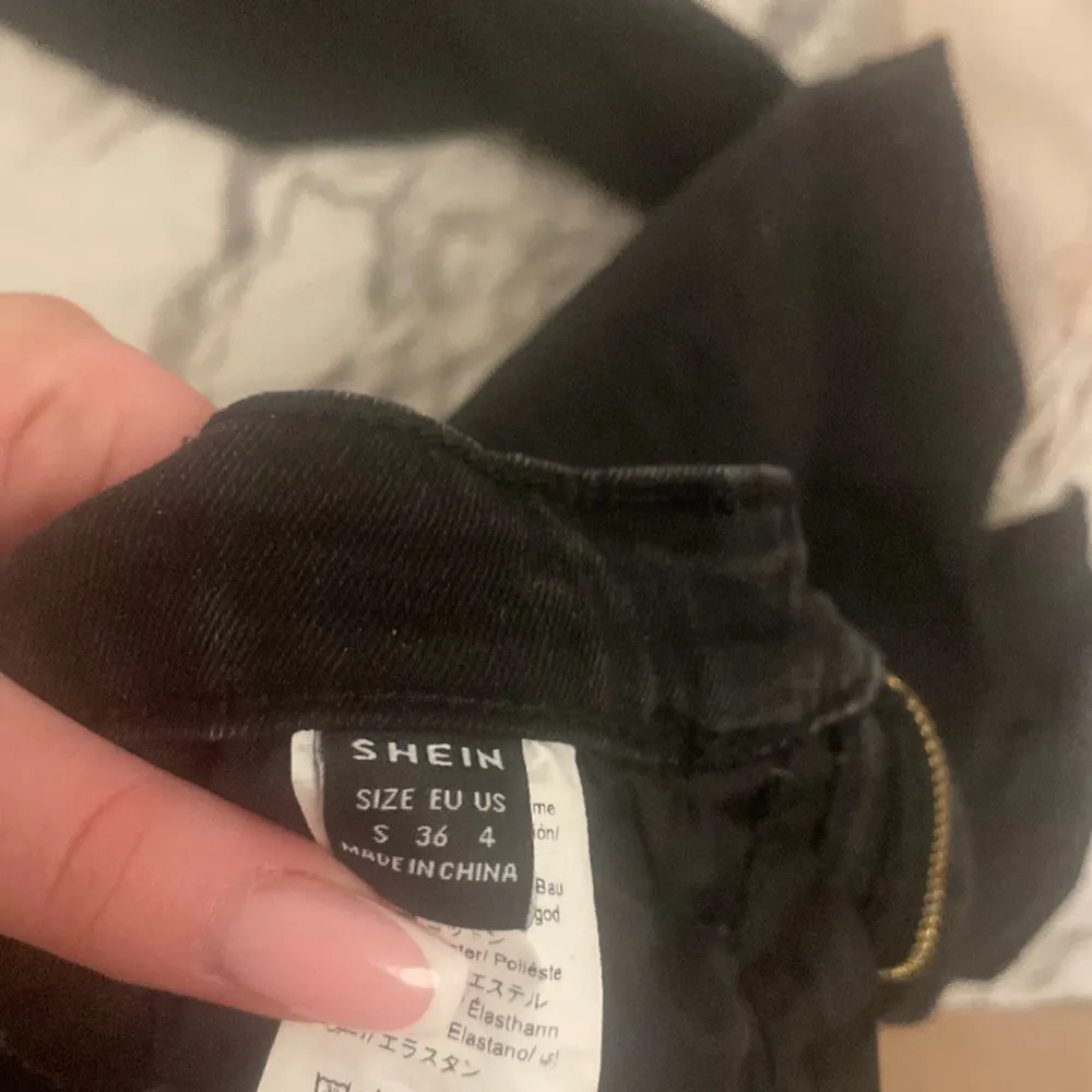 Ett par superfina svarta bootcut jeans. Strl S. Säljs pga att dom ej används. Dom är i bra skick, har bara använts 2 gånger💕. Jeans & Byxor.