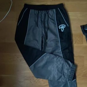 Ssnow byxor - Byxor från uk företag ssnow. Använd nån gång men i perfekt skick. Bra byxor med zip på fickorna. Gratis frakt