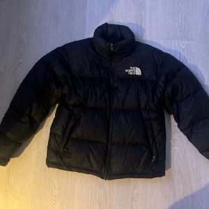 THE NORTH FACE JACKA - PRIS KAN DISKUTERAS VID SNABB AFFÄR!  Säljer denna jacka då jag inte har användning för den längre. Passar S/M.   Jackan är använd.