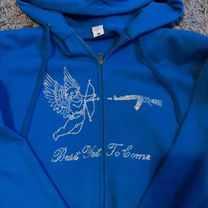 zip hoodie - säljer denna snygga zip hoodie som inte längre kommer till användning, fint skick! Storlek S