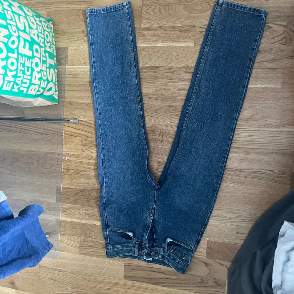 Jeans i mörkblå är i strl S knappt använda så i bra skick. Jeans & Byxor.
