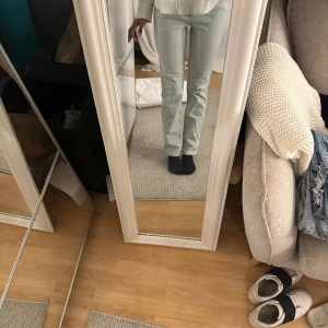 Jeans  - Helt oanvända Levis jeans i storlek 25, vilket ungefär motsvarar XS. Passar dock mig som vanligtvis har XS/S. Endast testade!! 
