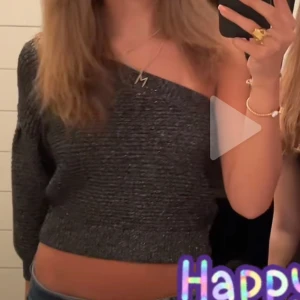 Glittrig one shoulder tröja - Super fin o populär tröja från mango! Säljs inte längre. (Första bilden är lånad men den andra är min) storlek M men passar S också🥰