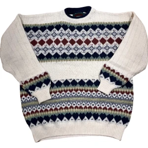 Stickad Tröja - Vit stickad tröja i fint skick! Storlek M, ställ gärna frågor!