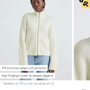 Stickad tröja  - Vit stickad tröja med dragkedja från bikbok. Använd typ 2 ggr. Men har fler som jag har mer användning av. 