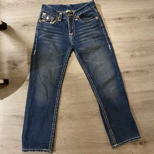 True religon jeans straight - Säljer dessa jättesnygga true religons! Använda men i bra skick! Köpta secondhand. Midjan- 38,5cm , Innerben- 72 cm. Jag har storlek M och dom sitter på mig som man kan se i sista bilden men de är ganska tighta. Modell: Billy supert. Skriv för mera bilder