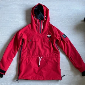 DOOP JACKA  - Röd doop jacka som jag köpte för ett år sedan och känner nu i efterhand att det var ett impulsköp. Har åkt skider med jackan en gång så den är så gott som ny kan man säga. Den är varm och har krage. Köpte jackan för 1899kr och säljer nu för 1000kr.