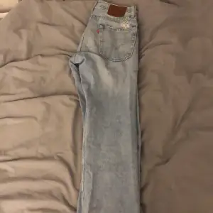 Sköna Levis jeans med snygg tvätt och slitningar. Storlek W28 L32