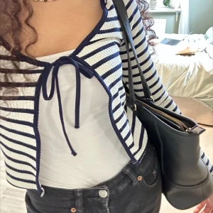 Snygg tie-front kofta från hm - Sjukt snygg tie-front kofta som passar till allt🌸 Perfekt inför våren och sommaren. I oanvänt skick. Storlek medium💗