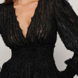 fest topp - otroligt fin festtopp från NA-KD 🙏🏼 säljer då den tyvärr inte kommer till användning, endast använd 2 gånger! 💌NYPRIS - 449 kr 💌 sitter som en XS/S i storleken 😇