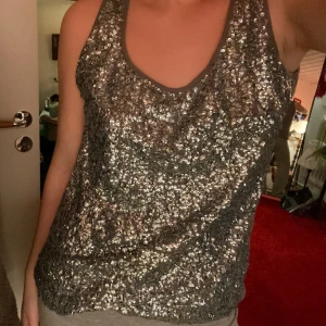 Silvrig paljettröja - Asfint glittrigt linne med paljetter på hela framsidan💞 perfekt topp till fest ju! Meddela vid frågor☺️