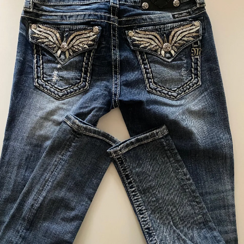 Poulära Y2K jeans från missme. Storlek 26 innerbenet 31. Har flera olika modeller ute. Dessa är slitna framtill ( skall vara så). 98%cotton, 2 % elastan . Jeans & Byxor.