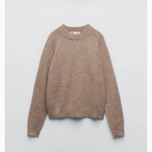 Stickad tröja - En mörkbrun stickad tröja från zara. Är i bra skick och är sparsamt använd.