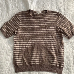 ”stickad” randig t-shirt - Okej skick, den är nopprig men är mest nopprig vid självaste ärmen