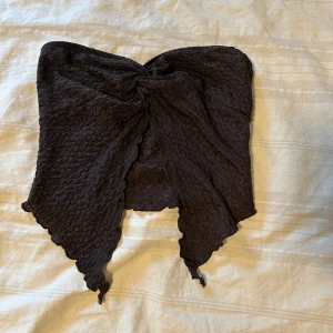 Brun festtopp - Brun off-shoulder topp från shein. Köpt på Plick men har inte kommit till användning hos mig då jag inte tycker den passar mig. Storlek S. Fint skick, vet inte hur använt hos tidigare ägare.
