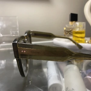 Chimi - Säljer dessa fina chimi glasögon, köpta i somras men knappt använda. Box & fodral tillkommer. Säljer då de ej kommer till användning💋färgen green storlek 08. Säljer för 450 för vill bara få sålt de!!  Köparen står för frakt