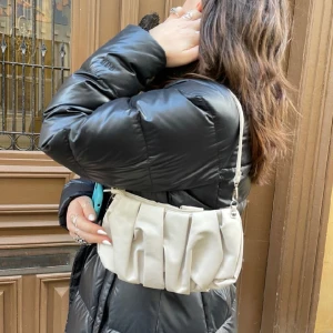 Väska 02 Vanja - Skriv  för frågor eller fler bilder!🤍🌟 Följ oss gärna på Instagram @bellebag_uf